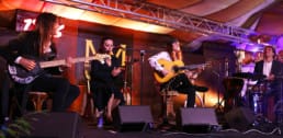 el amir, musicos y cantaora en escena con flamenco andalucia