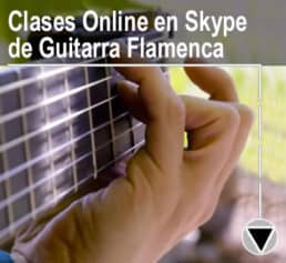 primer plano de el amir tocando guitarra flamenca